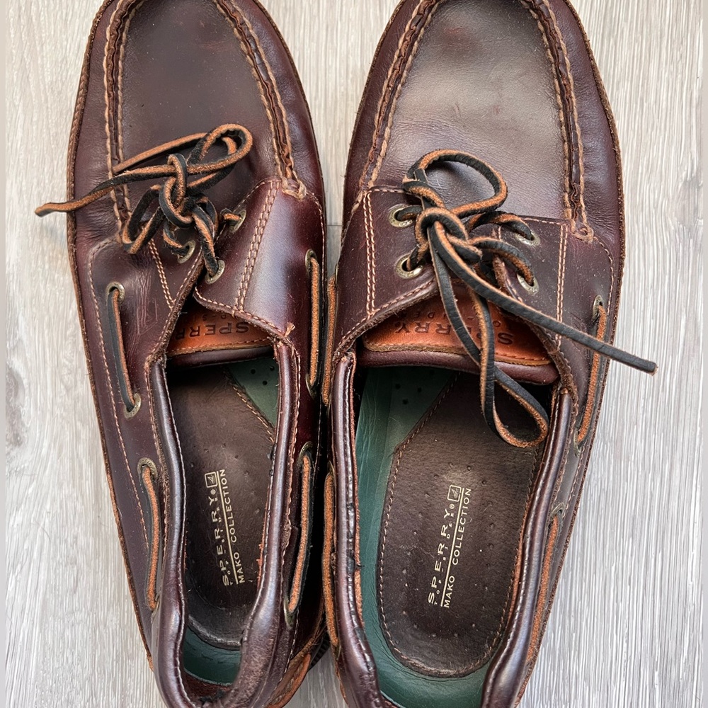 Brown leather men’s Sperrys. Great shape, no scuffs - worn twice ever!